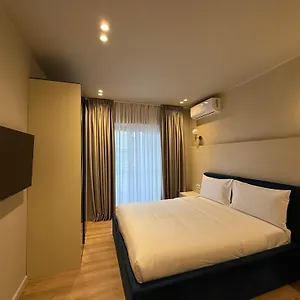 Vater , Tirana Albanië